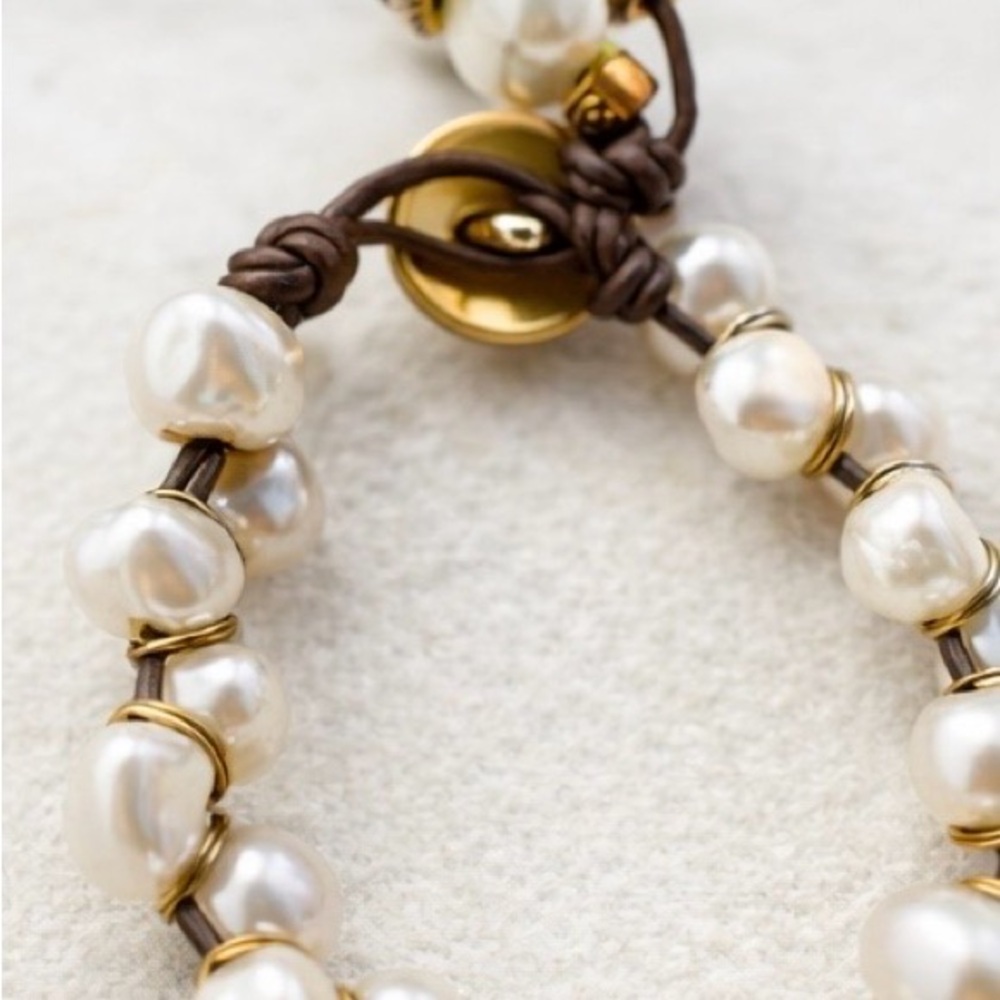 Elegant Pearl Bracelet with Gold Accents